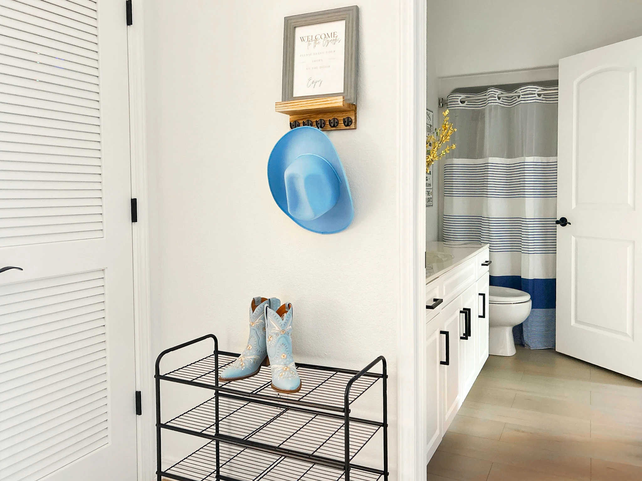 The bathroom has a second entrance to the hallway, opposite the kitchen.