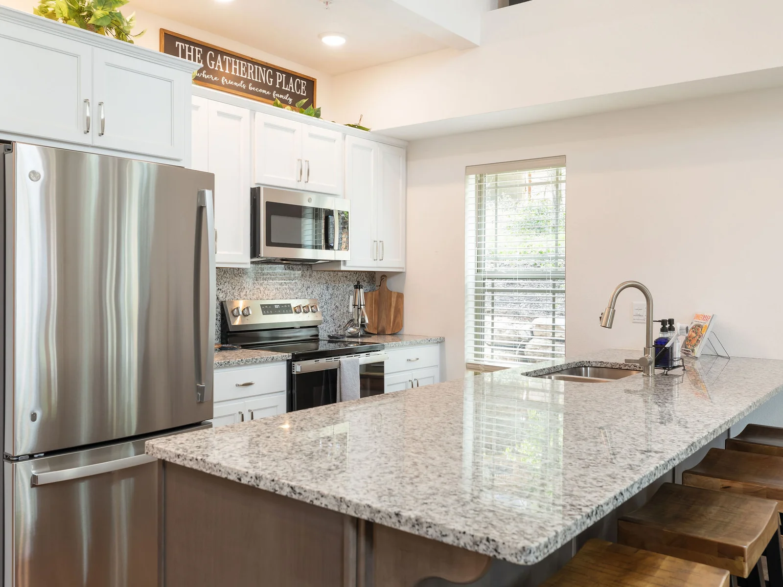 Fully stocked kitchen with high end applainces!