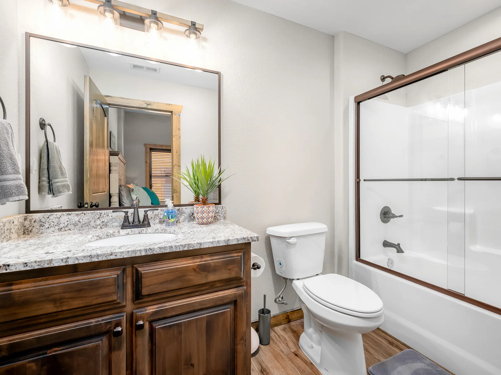 Queen bedroom attached bath