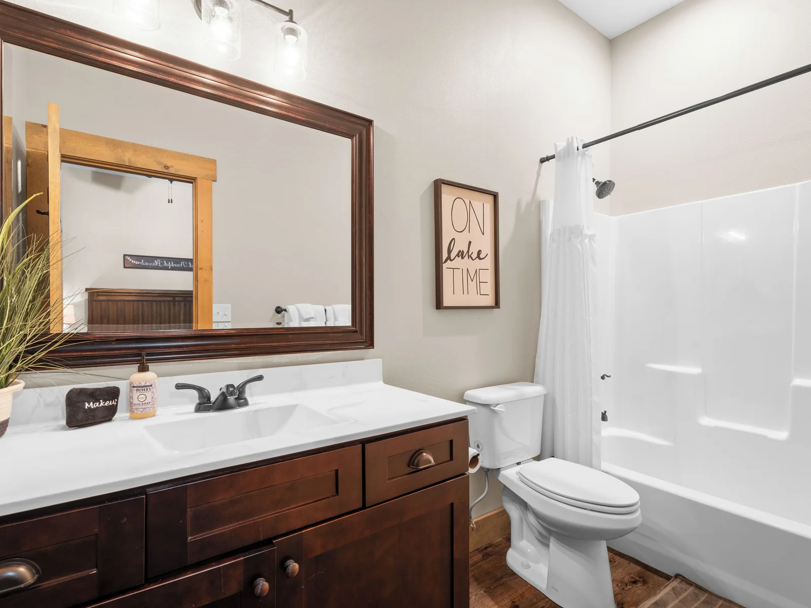 Bedroom #5 en-suite bathroom