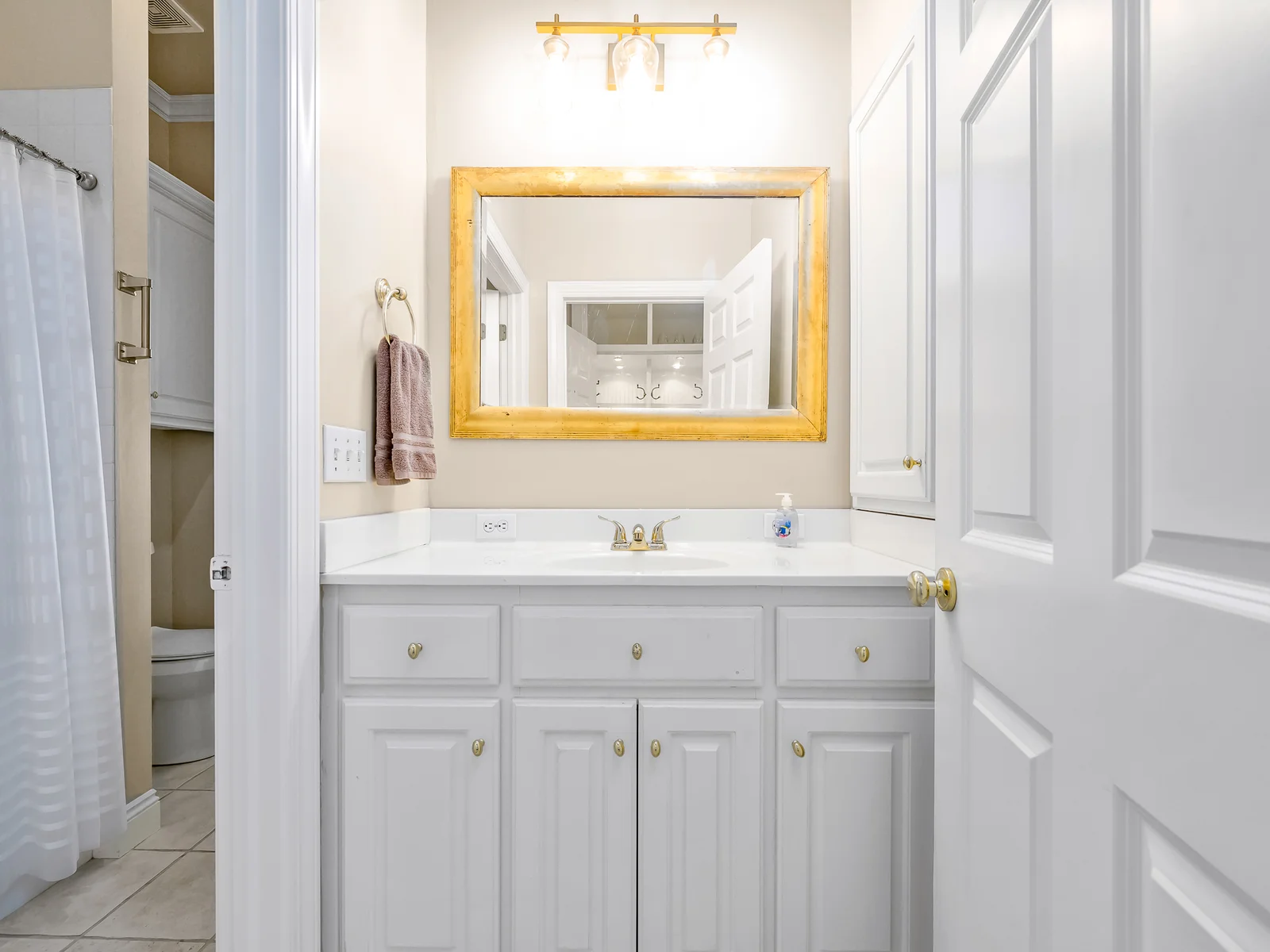 Main level bath that connects to king room #1 and cubbies