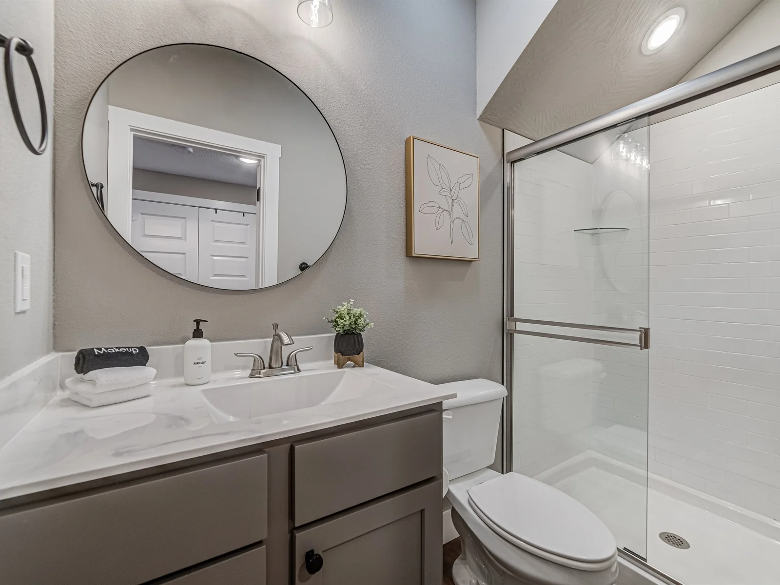 Full bathroom lower level-not connected to any bedroom
