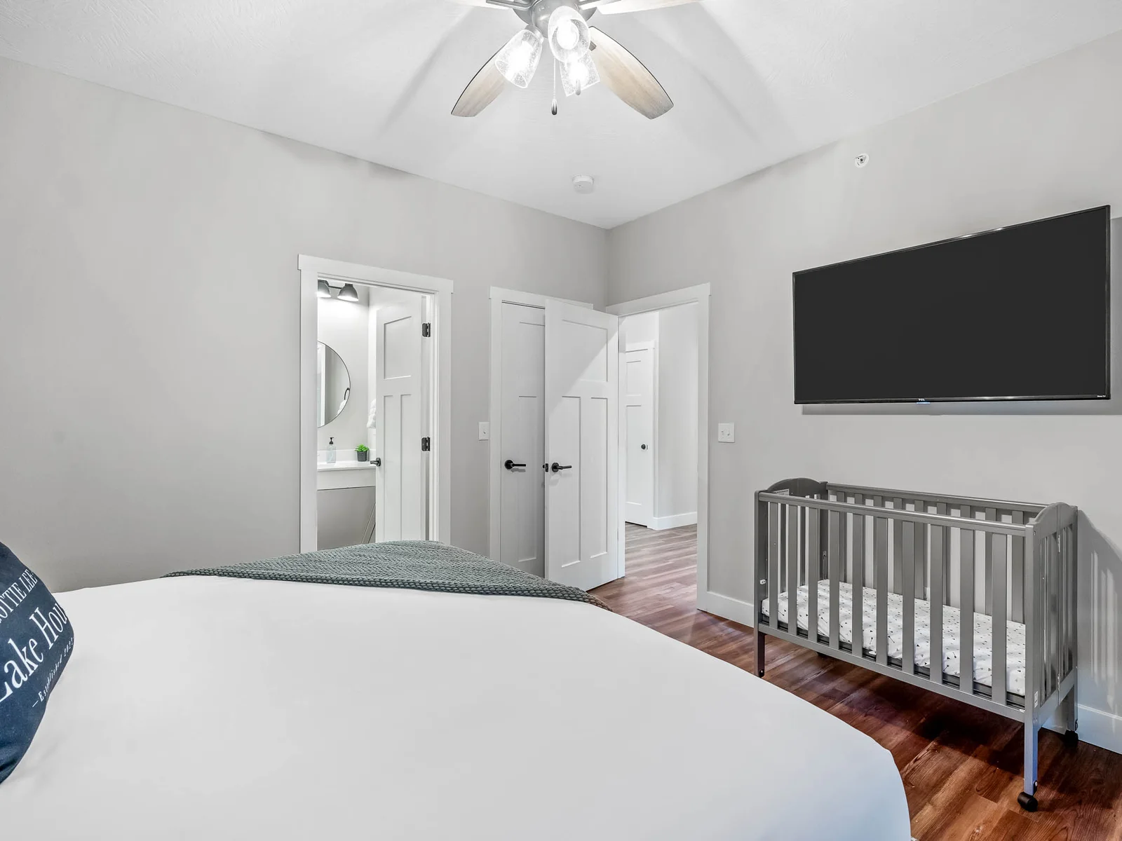 Foldable crib in king #2 bedroom
