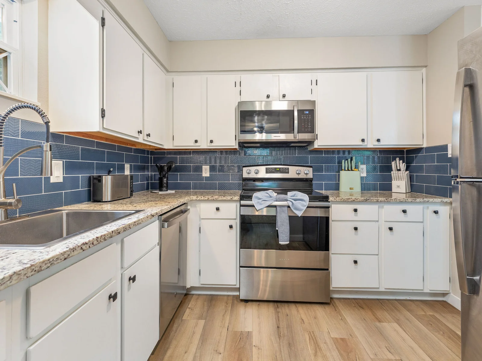 Fully stocked kitchen with everything you need to cook !