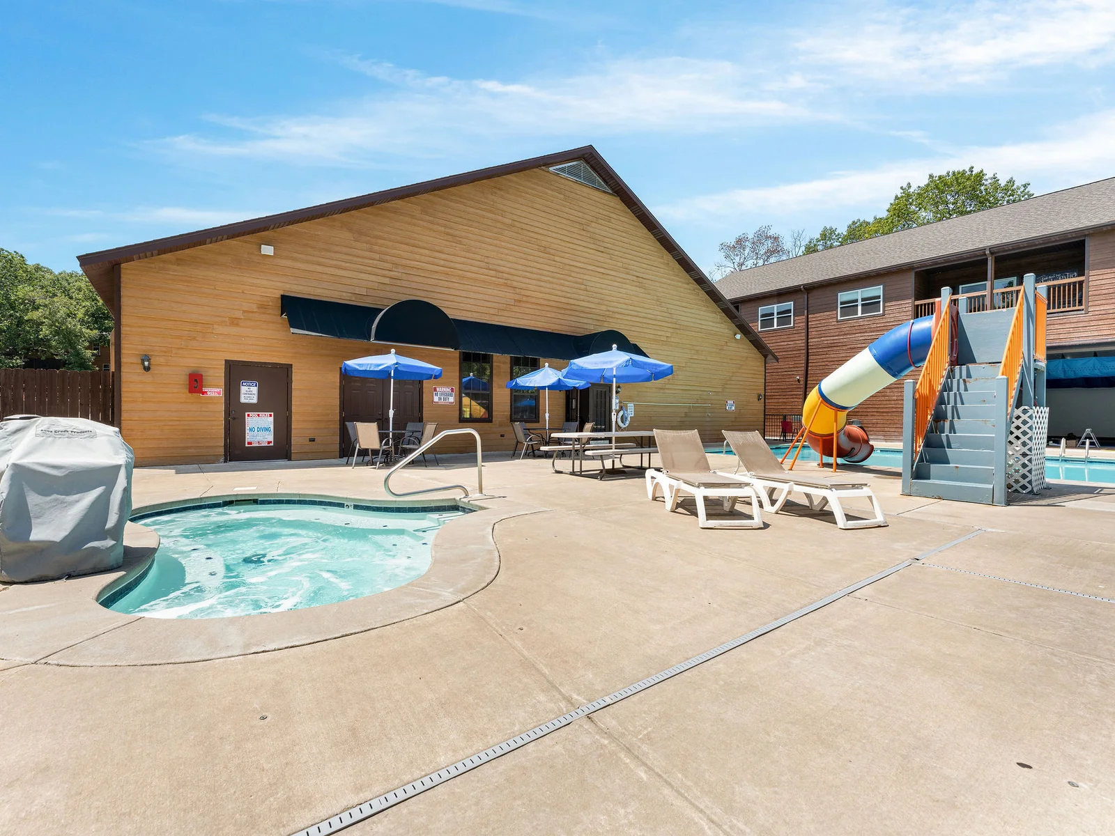 Soak up the sun and cool off at the resort-style outdoor pool! ☀️🏊‍♂️