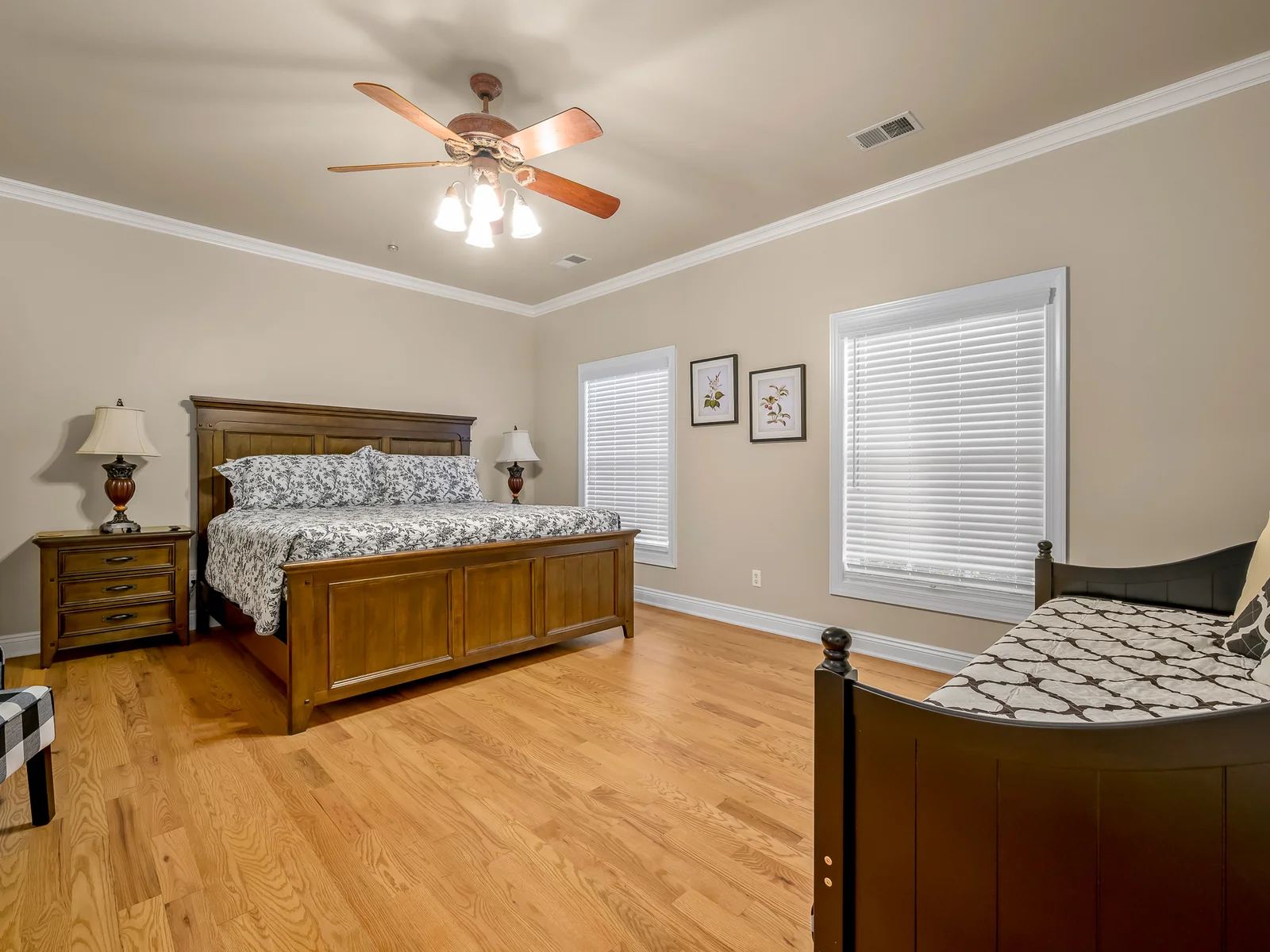 2nd floor King #4 with daybed and trundle and ensuite bathroom-sleeps 4