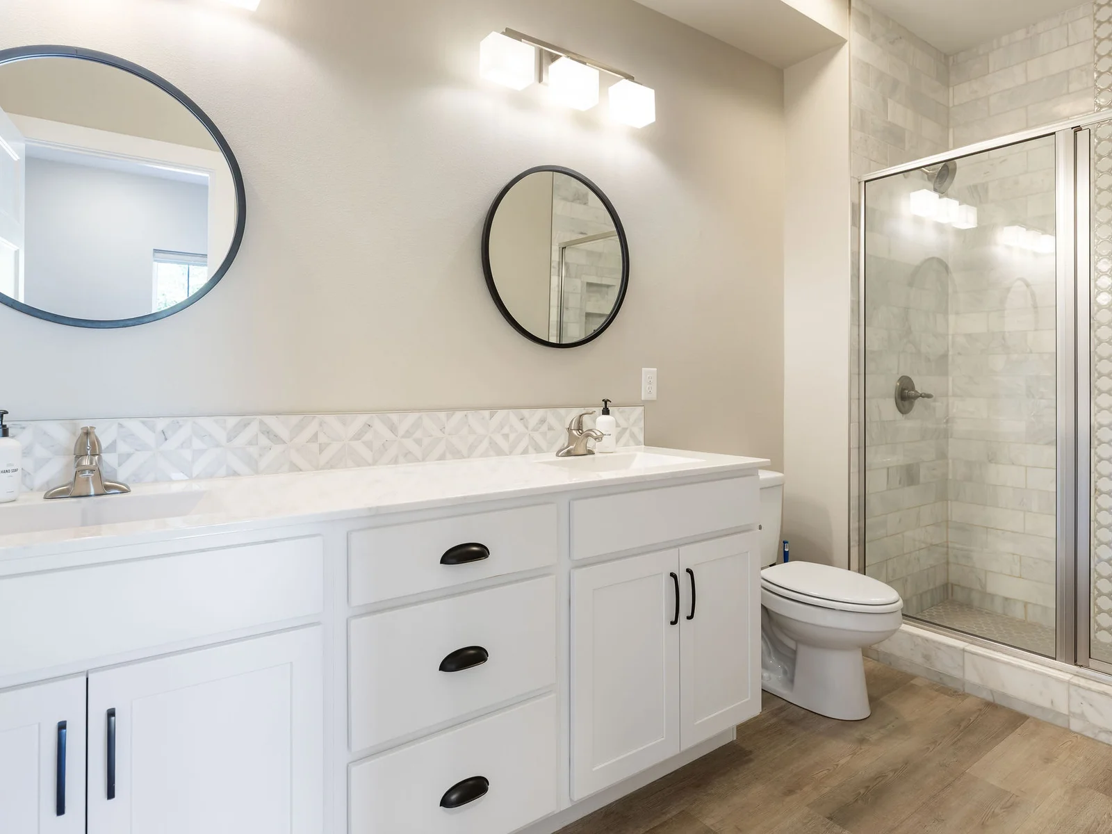 Upper level ensuite bath #3