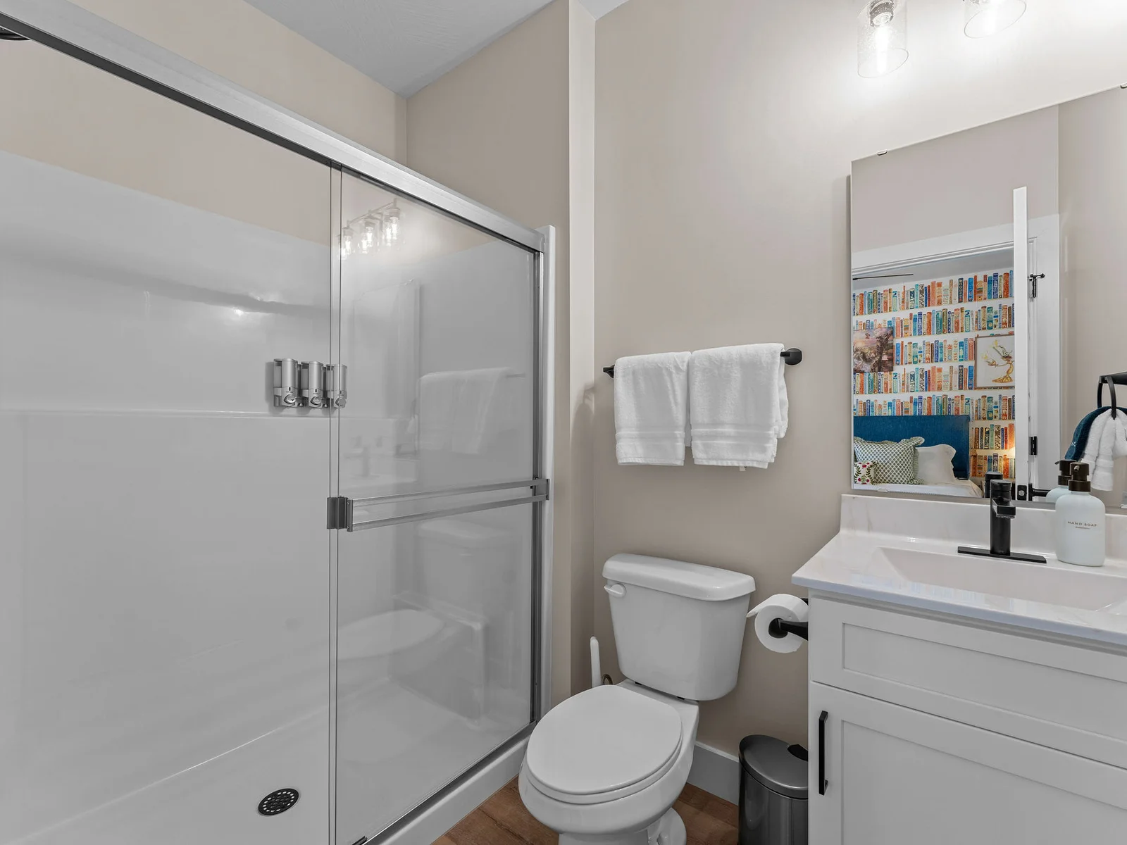 Main-level private bathroom for added comfort and convenience. ✨