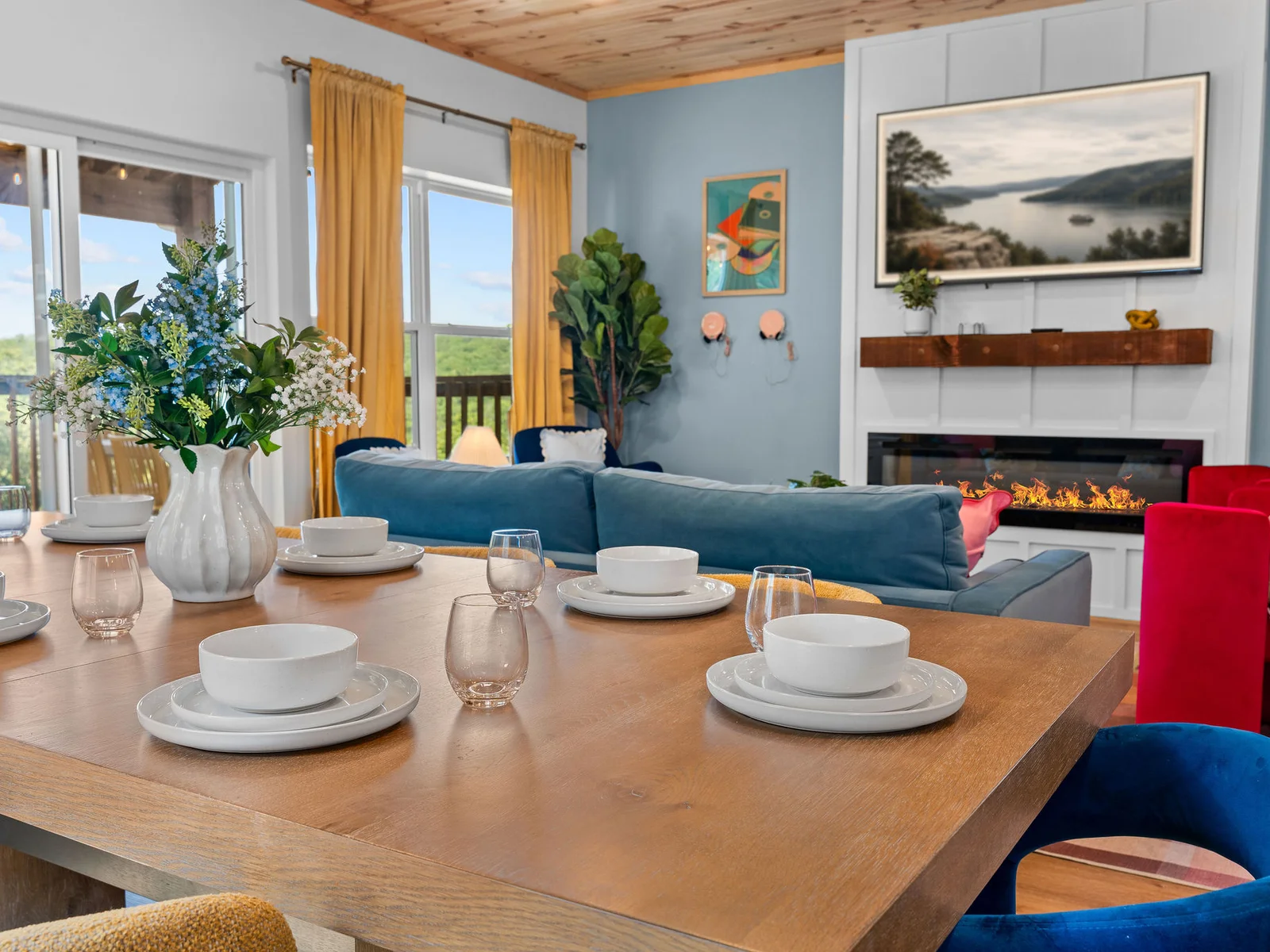 No crowded corners here—just open-concept comfort for your group. 🪑✨