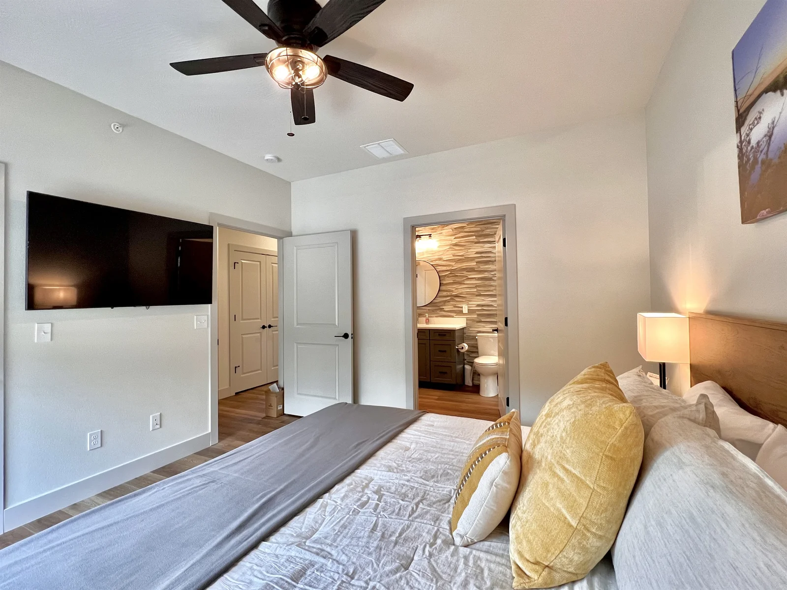 Large TV and connected Bathroom in King Bed #2