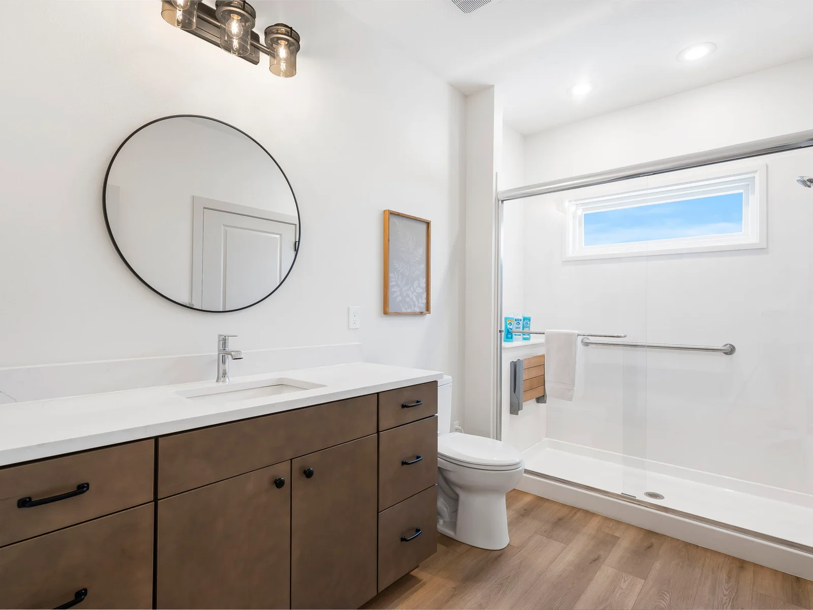 Handicap accesible shower in the King ensuite bathroom. Also accesible from the hallway.