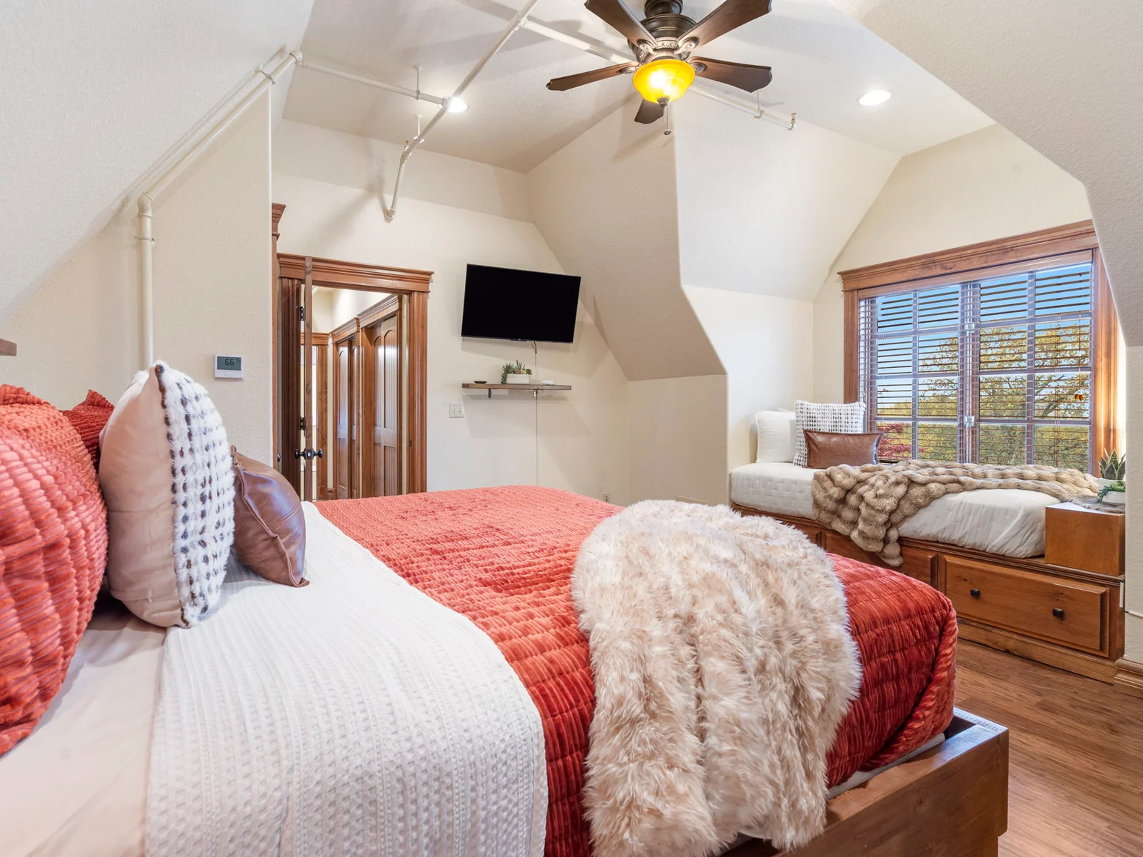 Upper level King bedroom #4 w/ daybed