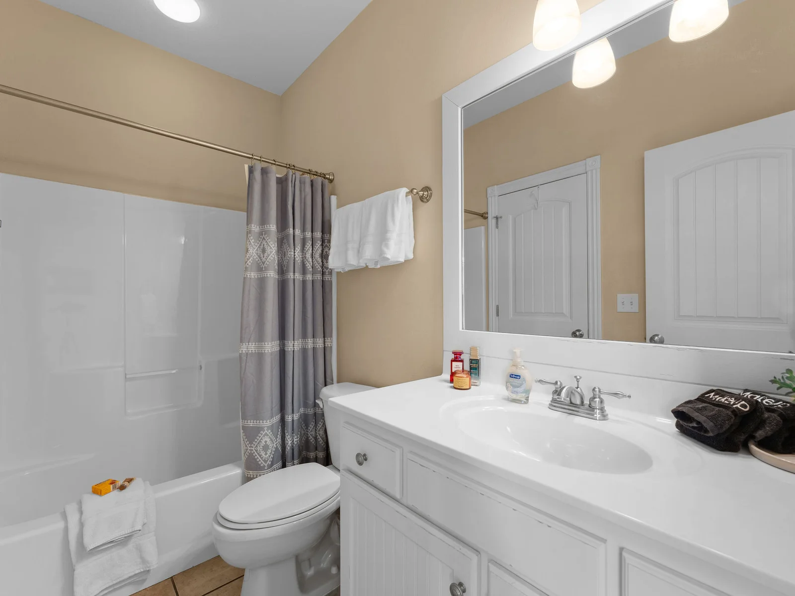 Secondary full bathroom