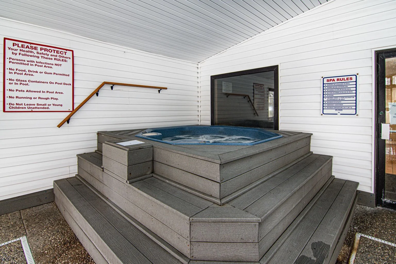 Relaxing hot tub to unwind after exploring Branson’s 76 Strip and attractions.