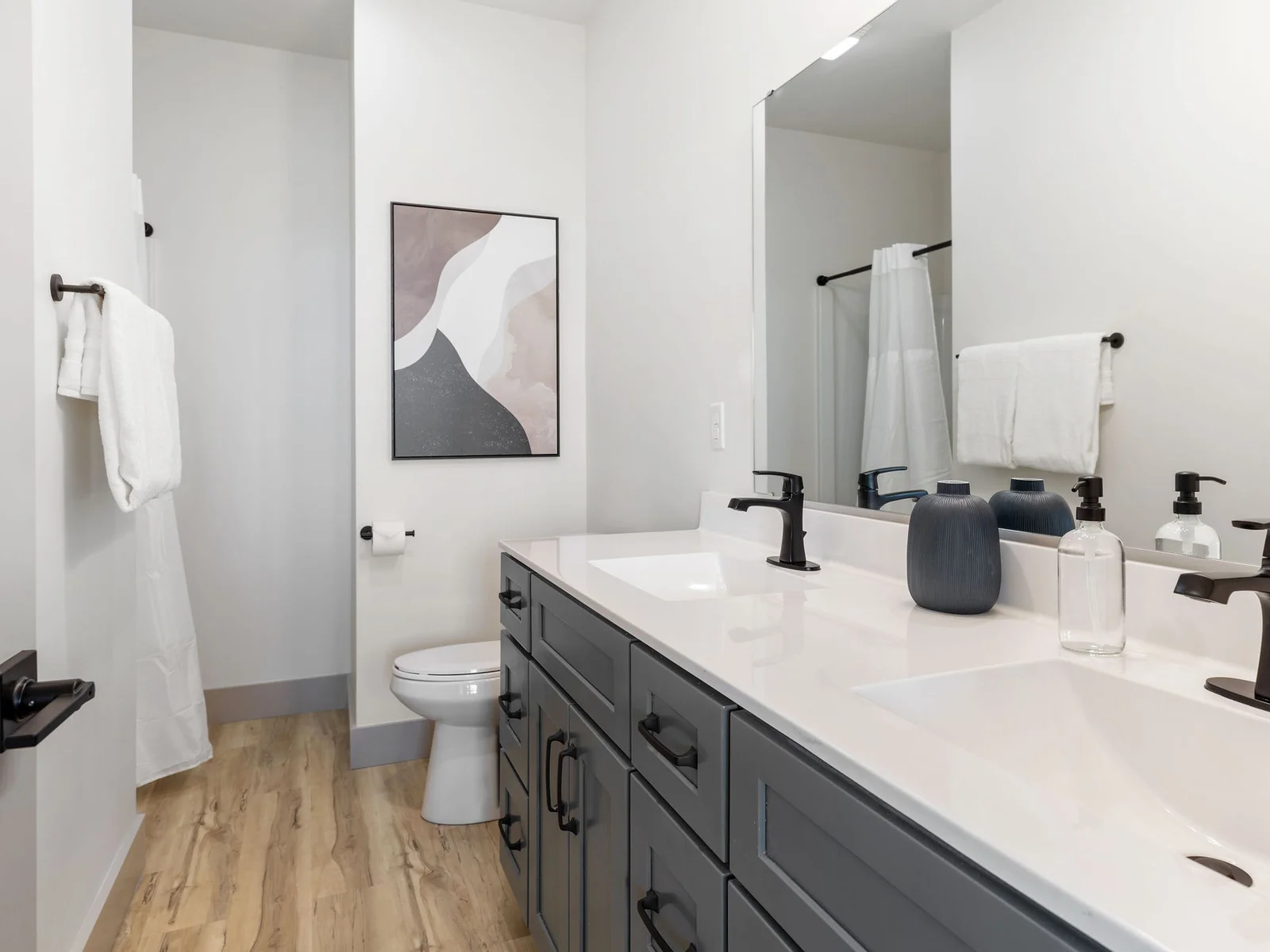 Ensuite bathroom #2 w/ shower