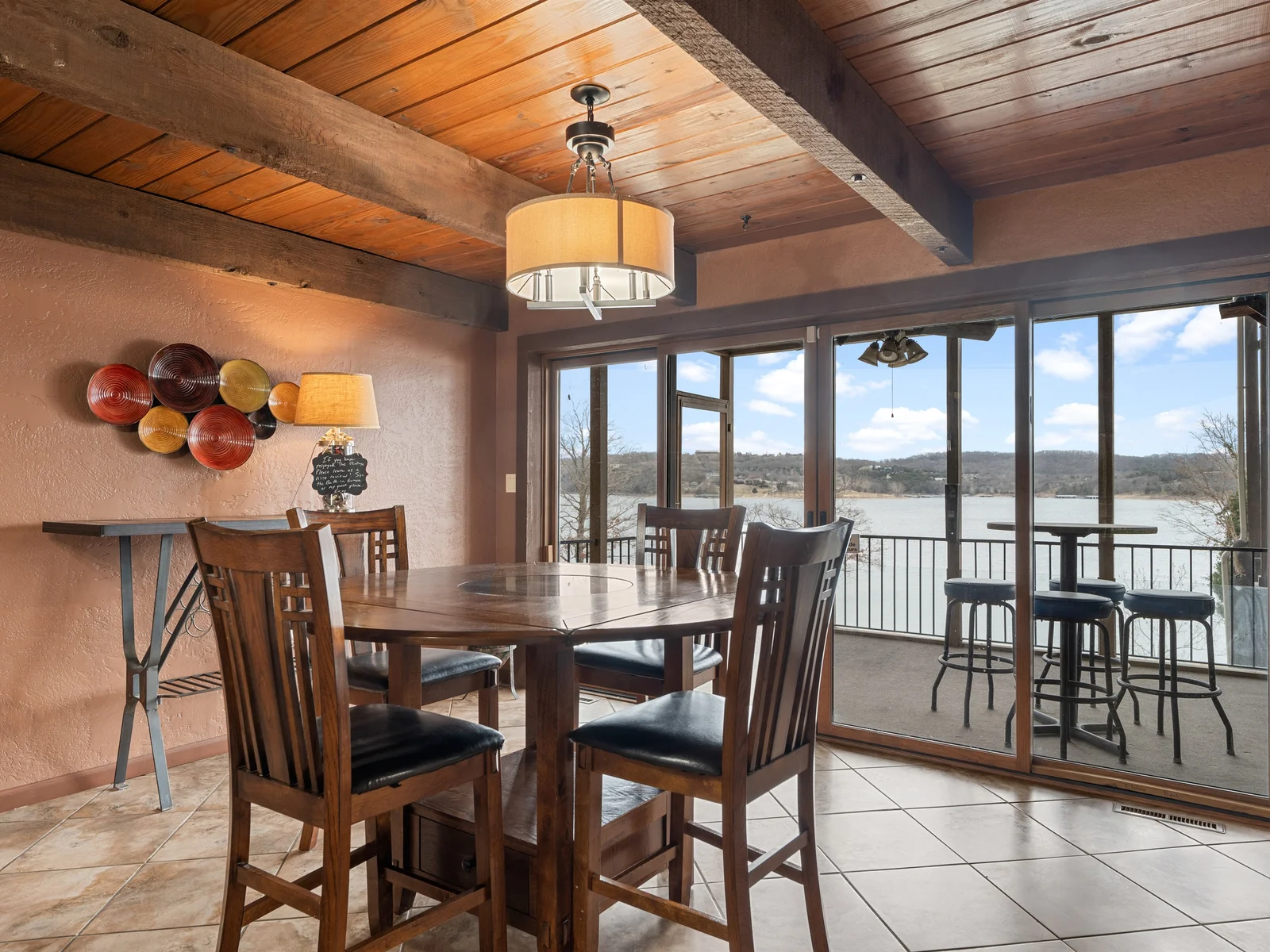 Gather around the table with Table Rock Lake as your backdrop, perfect for shared meals, games, and slow mornings that turn into long afternoons.