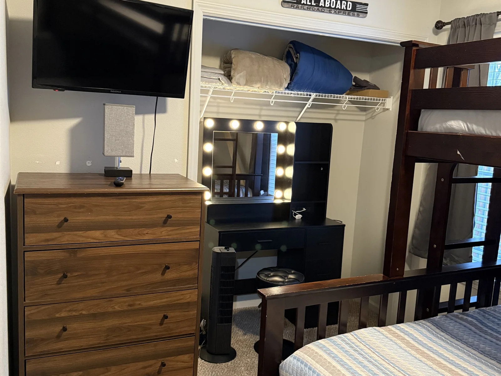 Bedroom 3 queen/twin xl bunk. Make up area.
