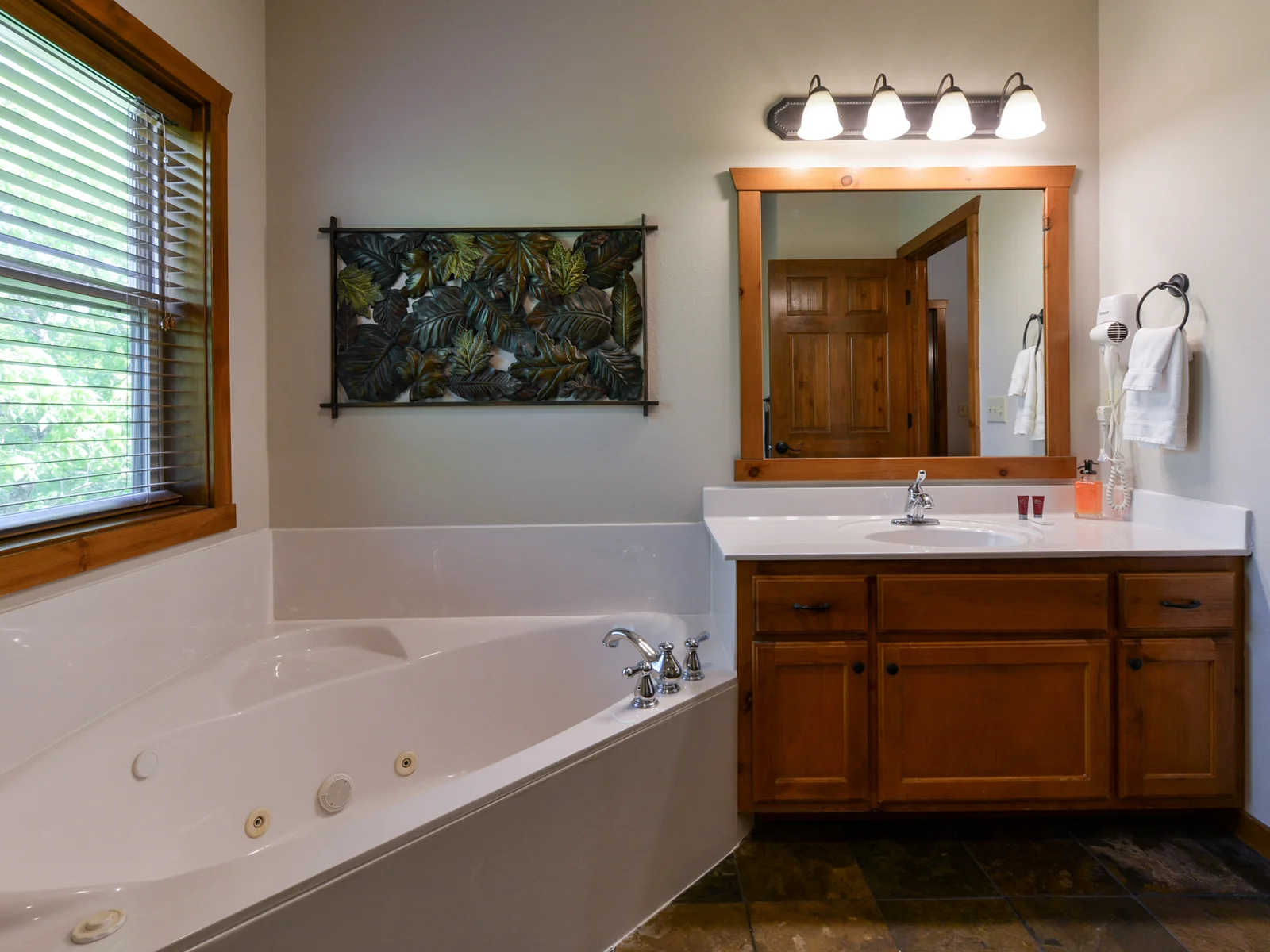 www.VanessasVacationHomes.com