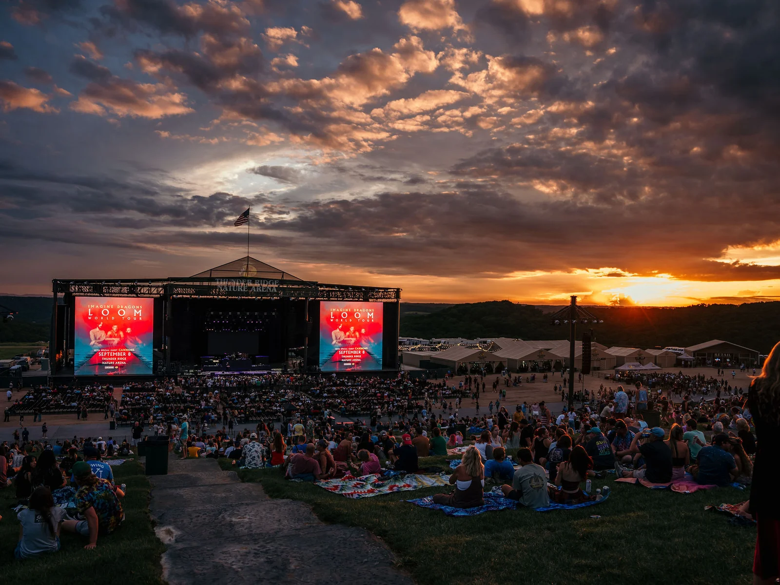 Big Cedar concert venue is close by!!