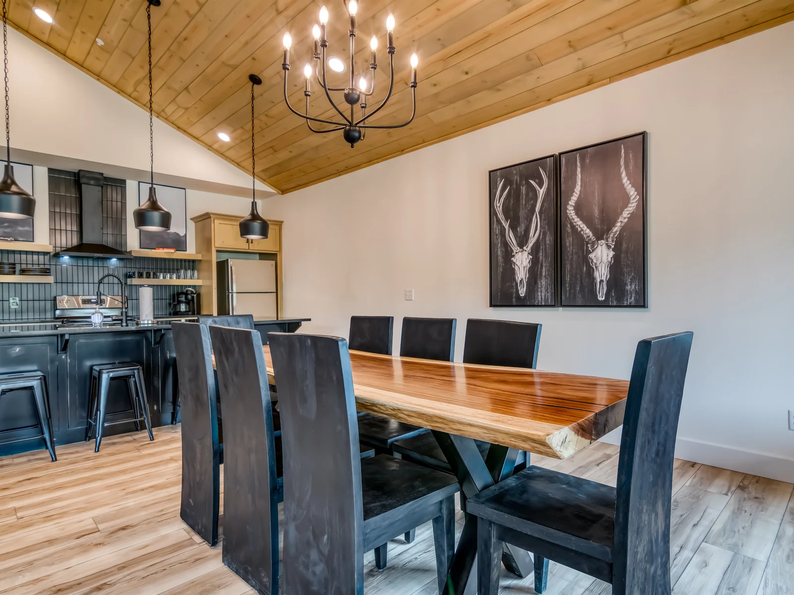 Seating for 8 at the dining table and 4 at the bar