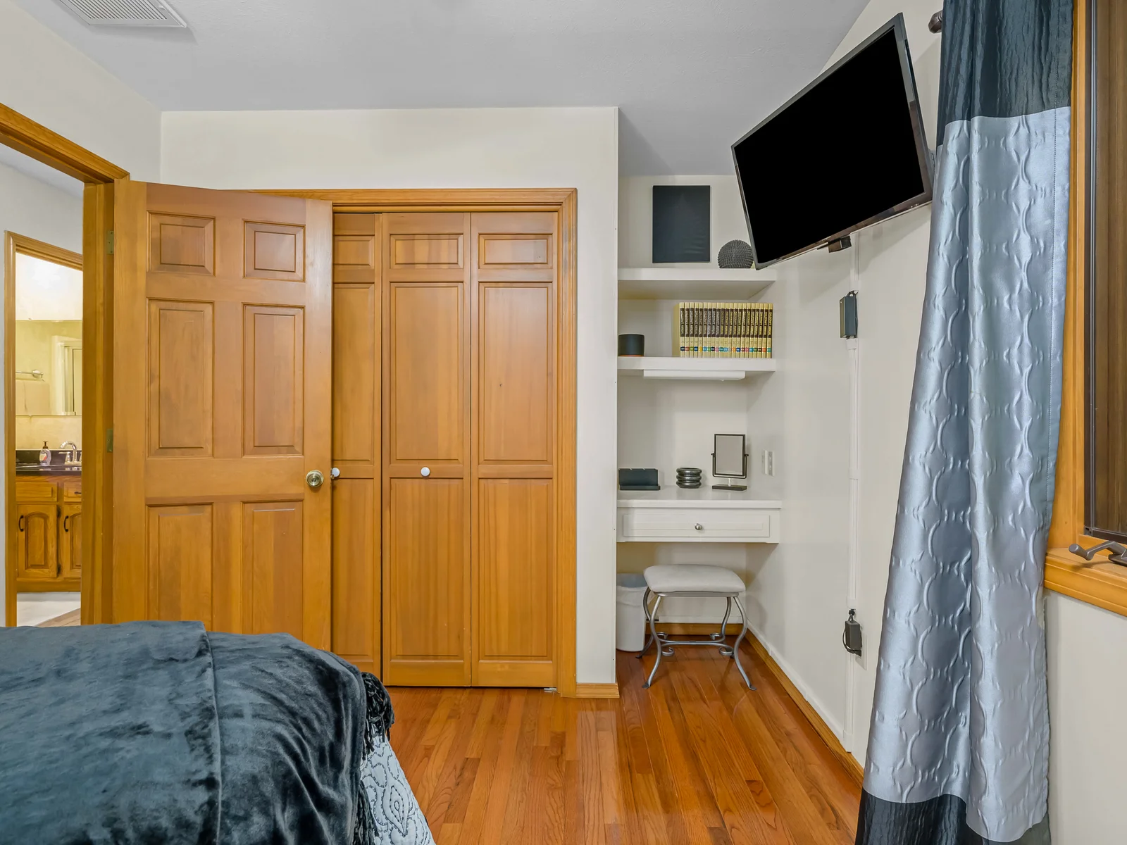Vanity area in bedroom #2.