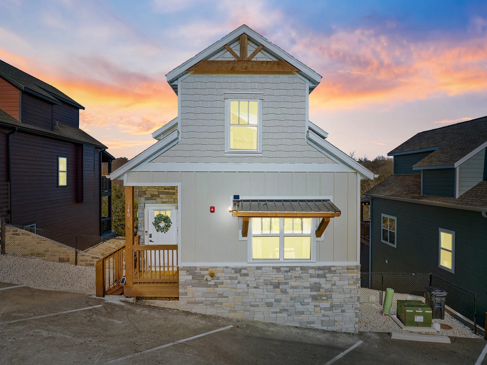 Charming Exterior: Enjoy stunning sunsets from this beautifully designed Branson getaway!