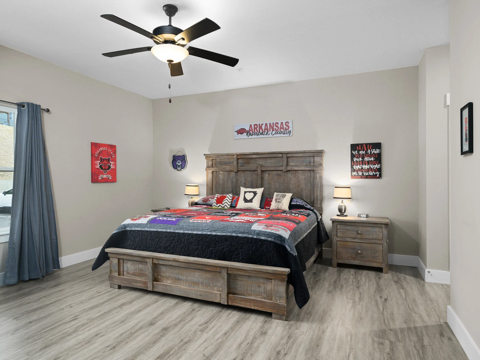 Main level: Arkansas room with King bed and recliner wtih en suite bathroom
