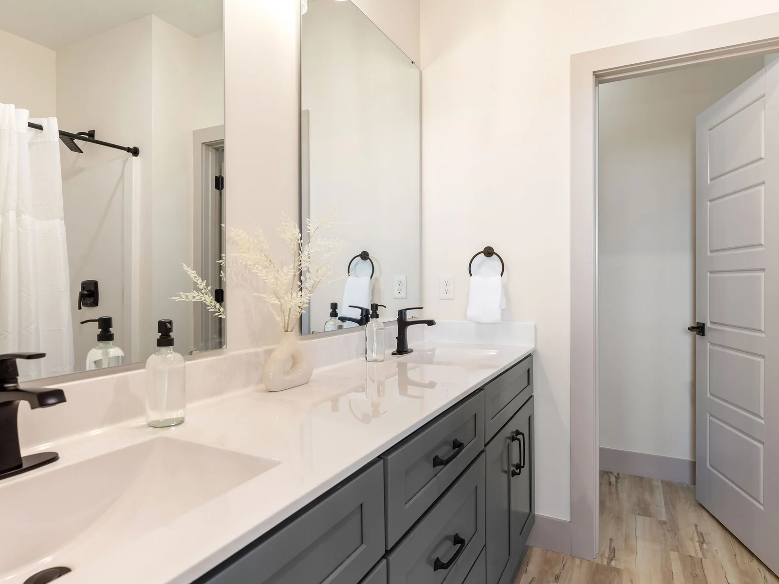 Lower level ensuite bathroom #5 w/ shower