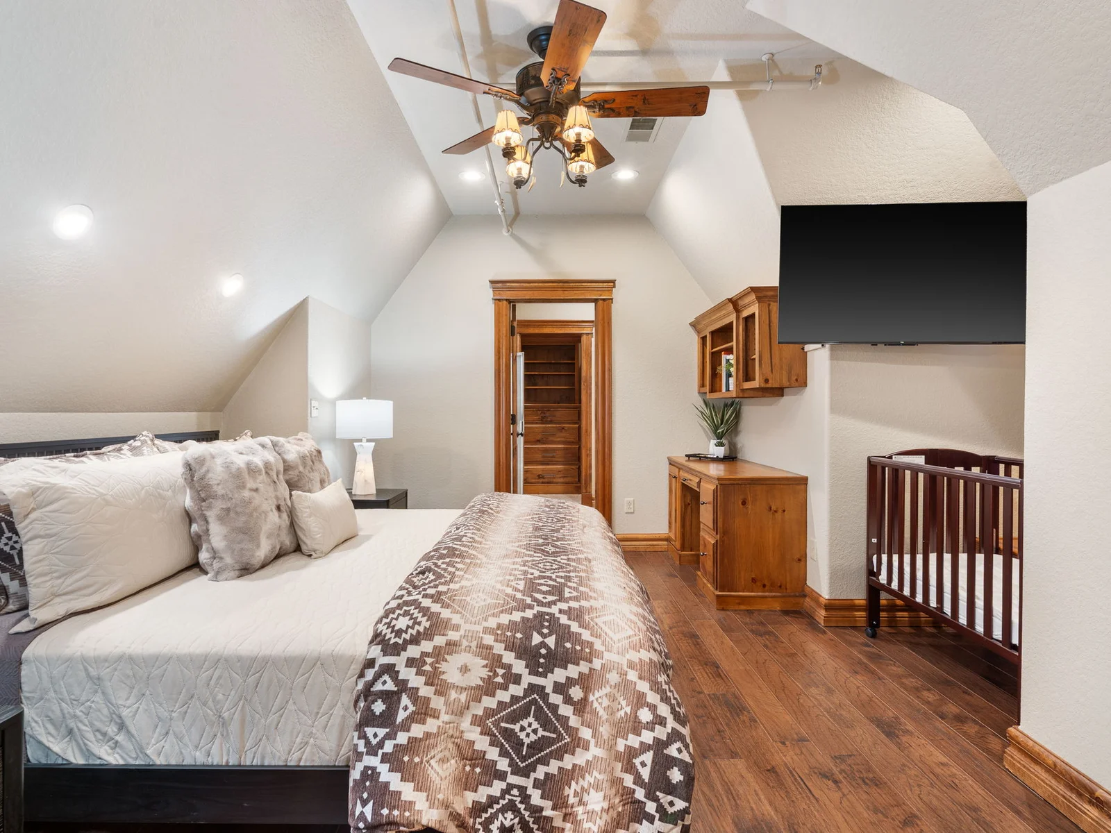 upper level King bedroom #3 w/ crib and attached bath