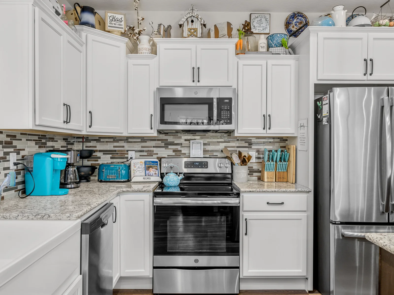 Fully furnished kitchen with plenty of cookware. Regular and Keurig coffee pots.