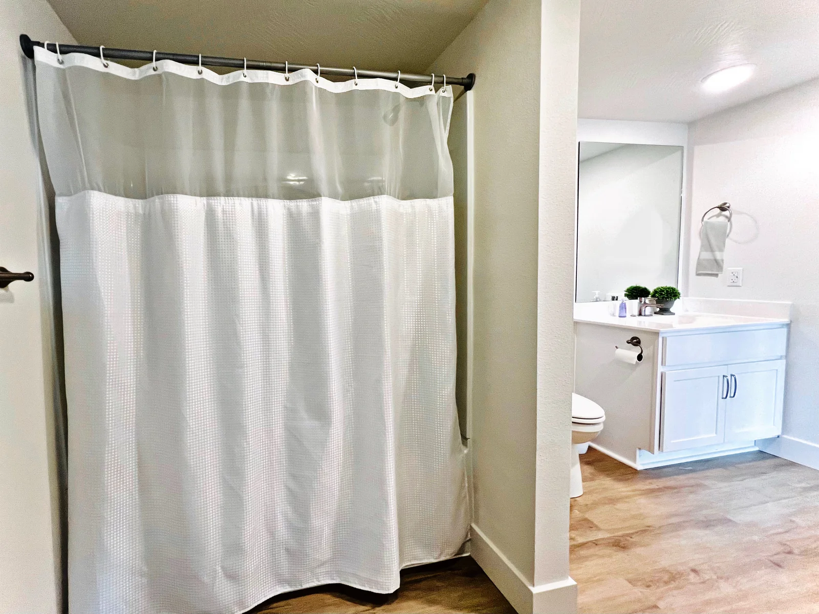 King bedroom's ensuite bathroom