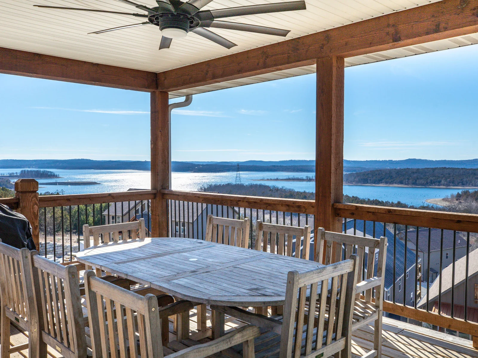 Eat with the family and soak in the sun!