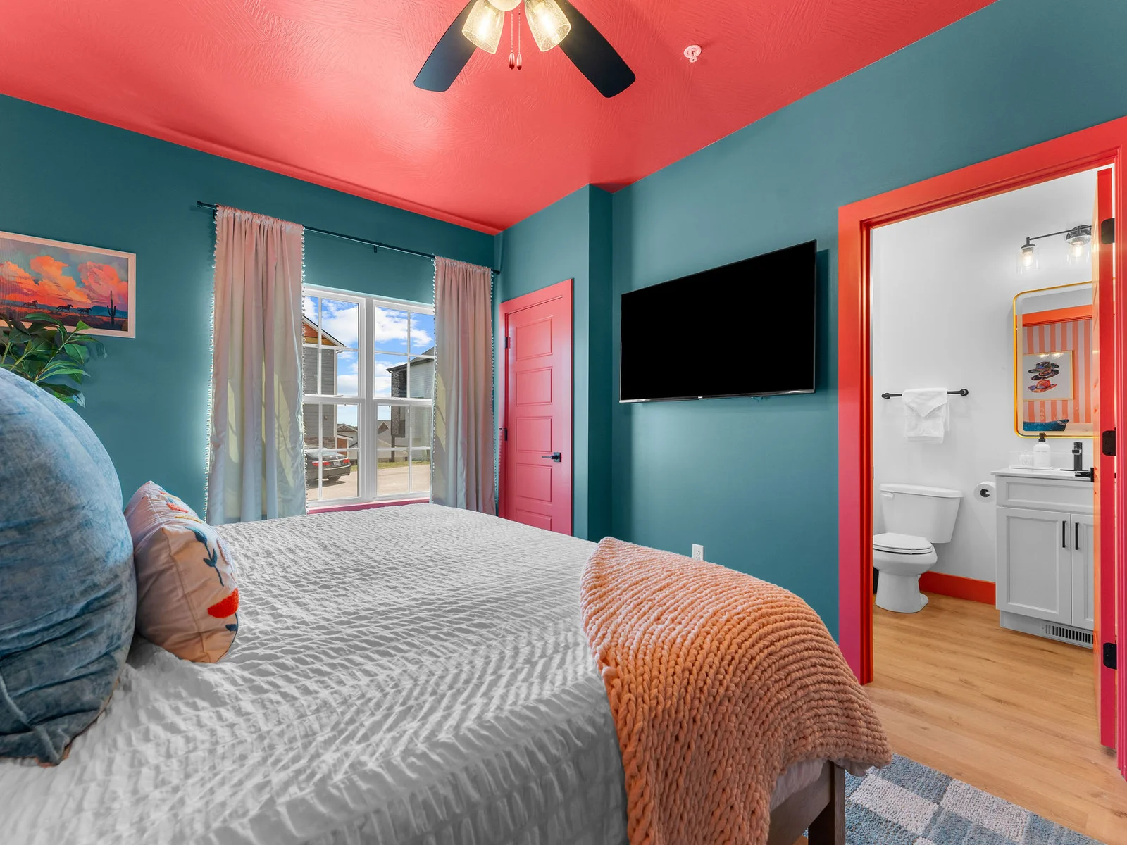 Your private retreat at Color Haus: King bed, private bath, top-tier comfort. ✨📍