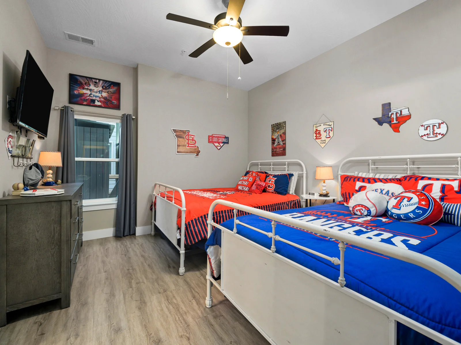 Lower level: Dugout room with 2 queen beds and en suite bathroom