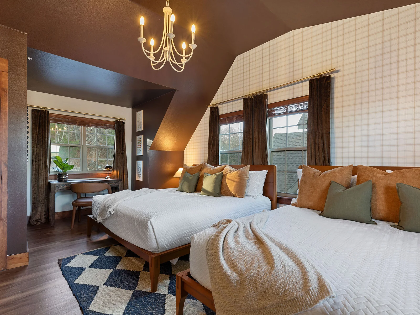 Upper level Double King bedroom w/ ensuite bath