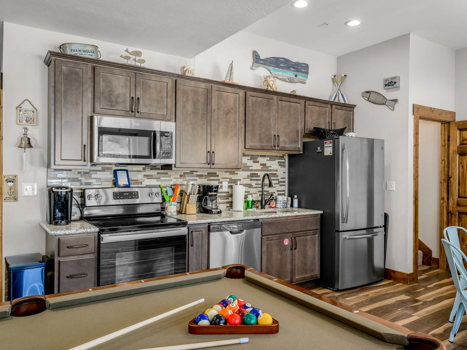 Lower level: Kitchenette area with full sized appliances