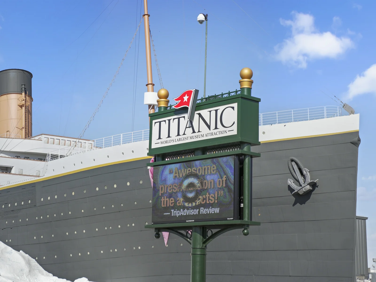 Experience the Branson Strip’s energy just 10 minutes away from your cabin