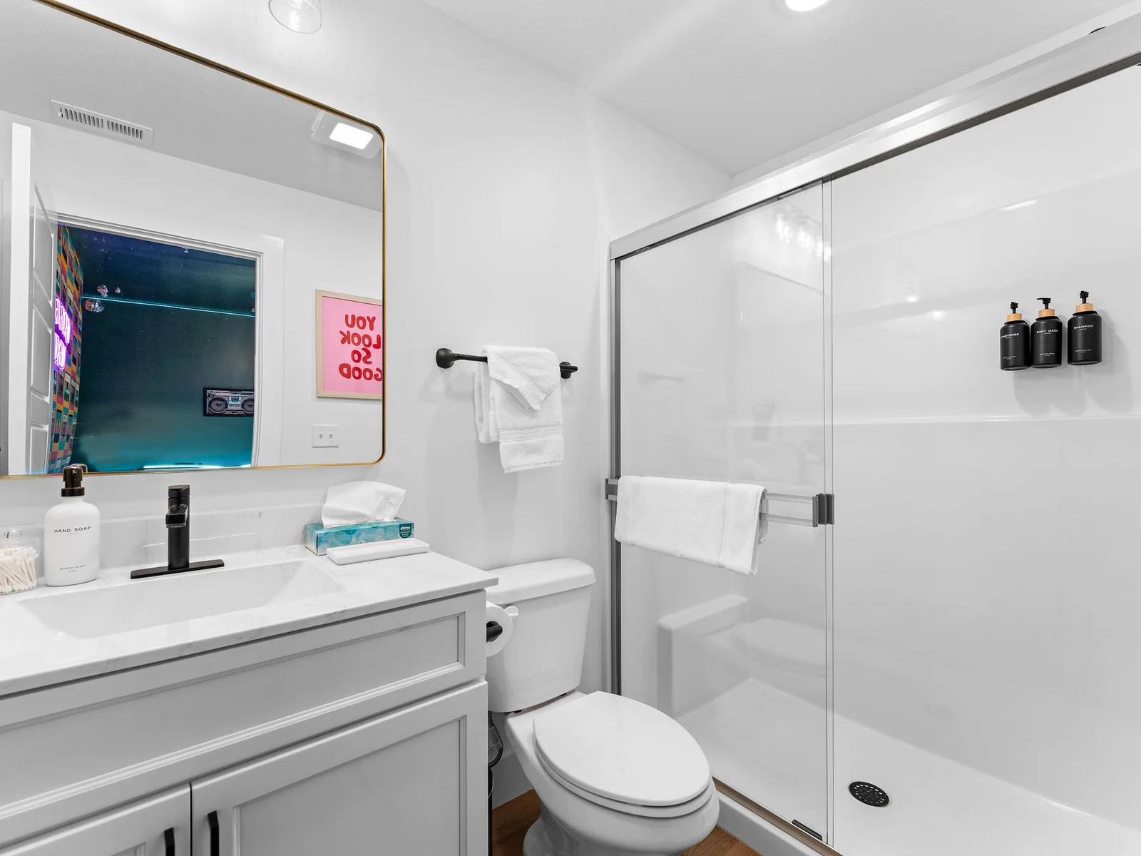 Game room fun with all the comforts—complete with its own private bathroom! 🛁🎮