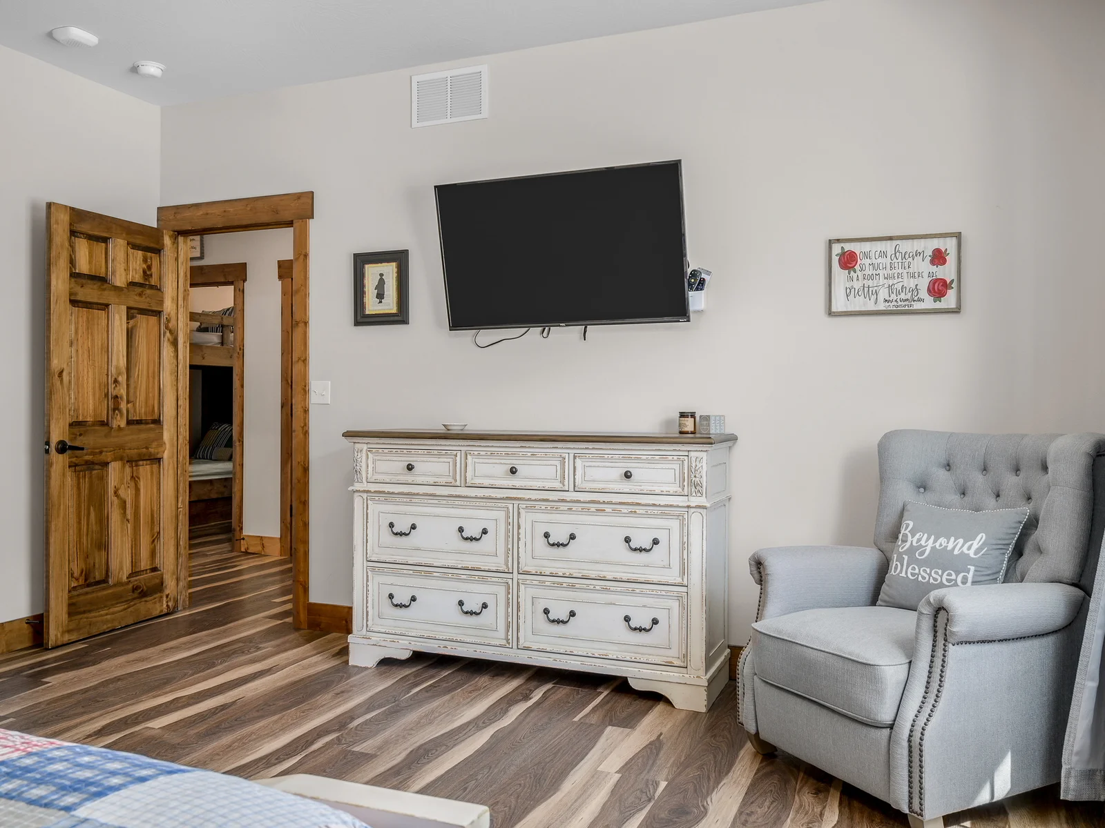Anne Shirley room. King and queen bedrooms have 50" smart TVs.