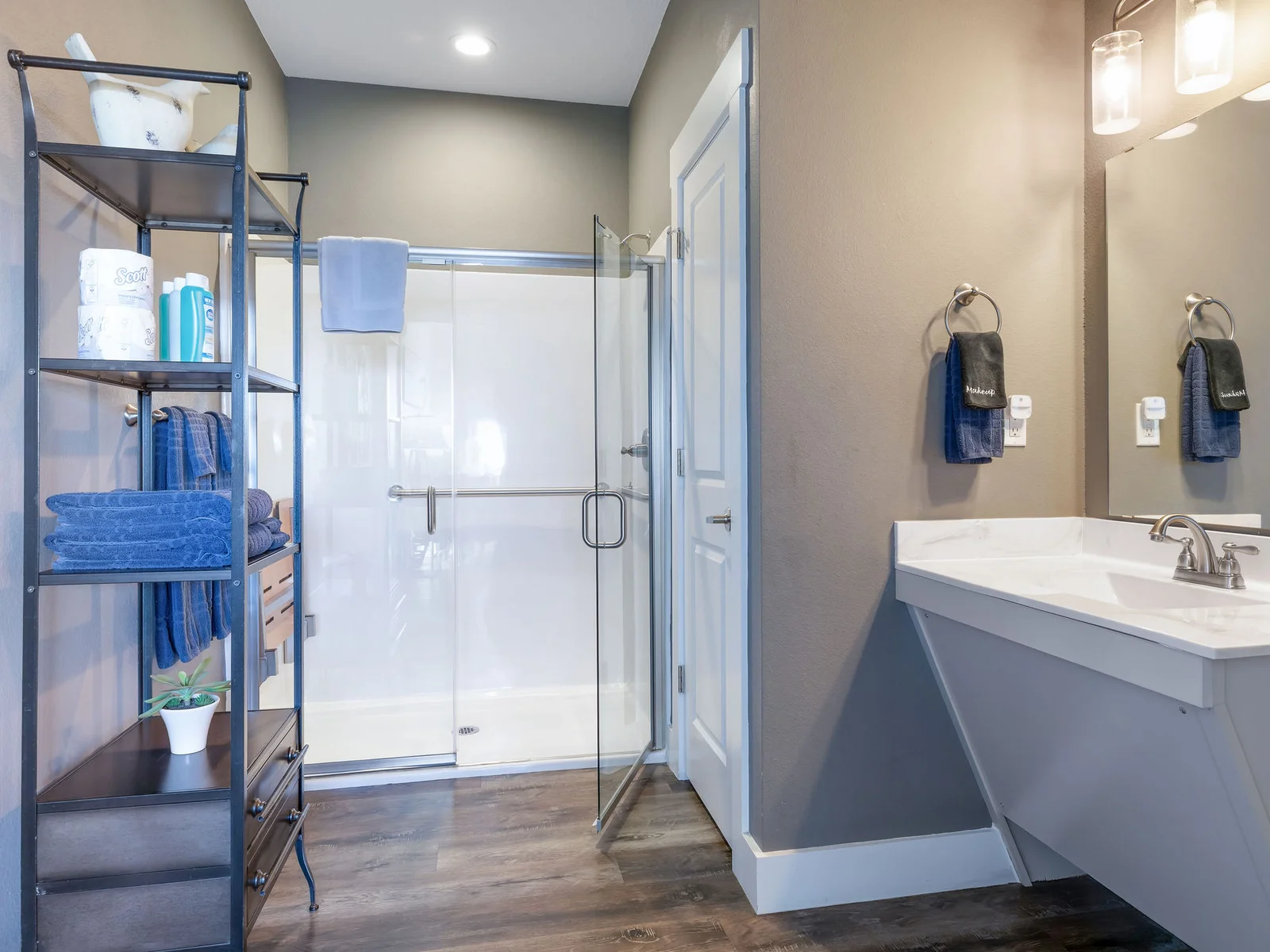 Main level handicap accessible bathroom