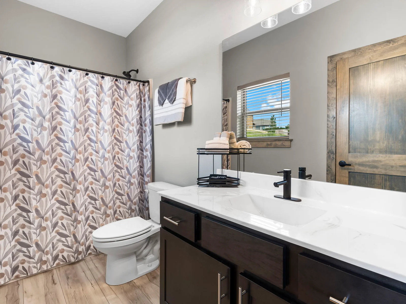 King ensuite bathroom with shower/tub combo