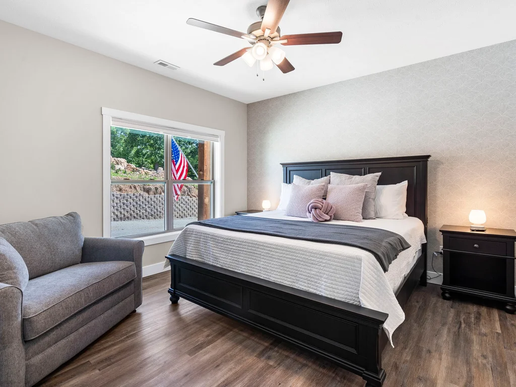 Private Hot Tub, Lakeview, Family Getaway!
