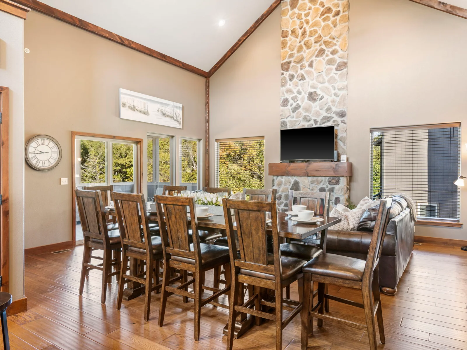 Seating for 10 at the dinner table!