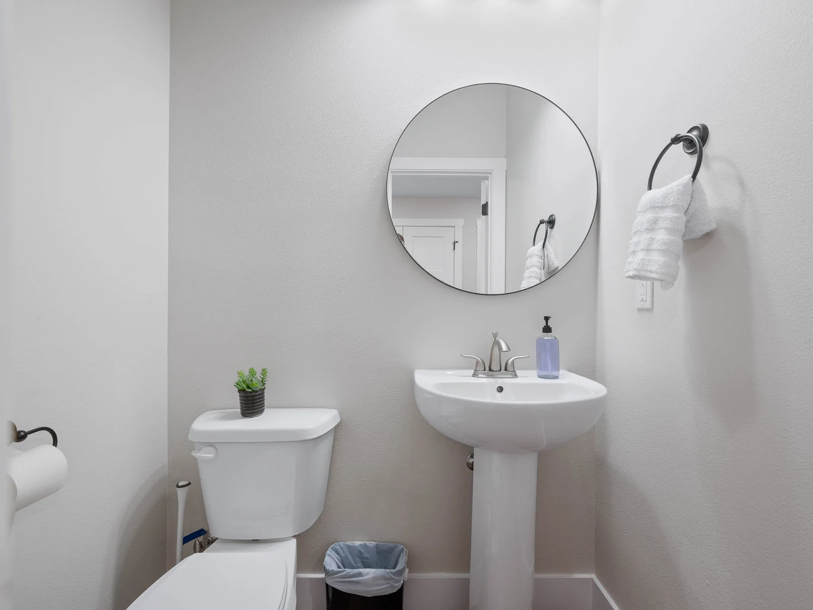 Lower level 1/2 bathroom