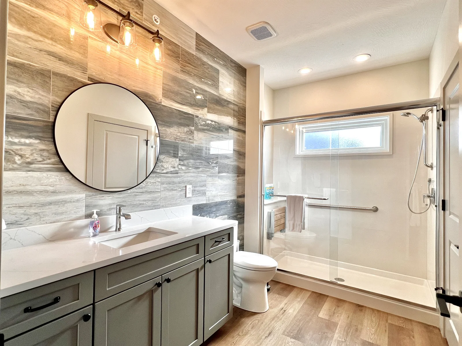 Beautiful main level full bath room