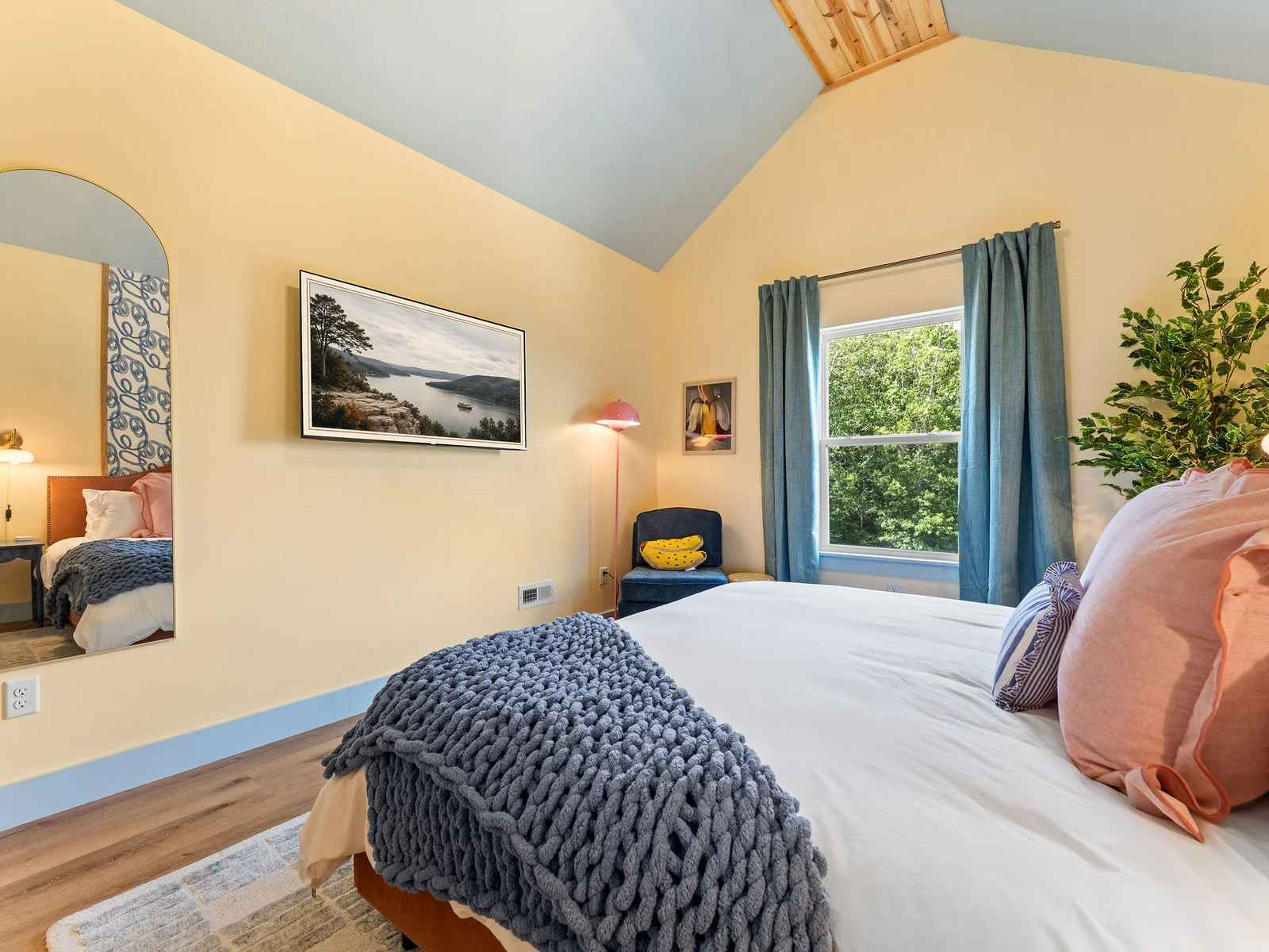 Sleep sweet and snap a pic in this one-of-a-kind room. 📸💤