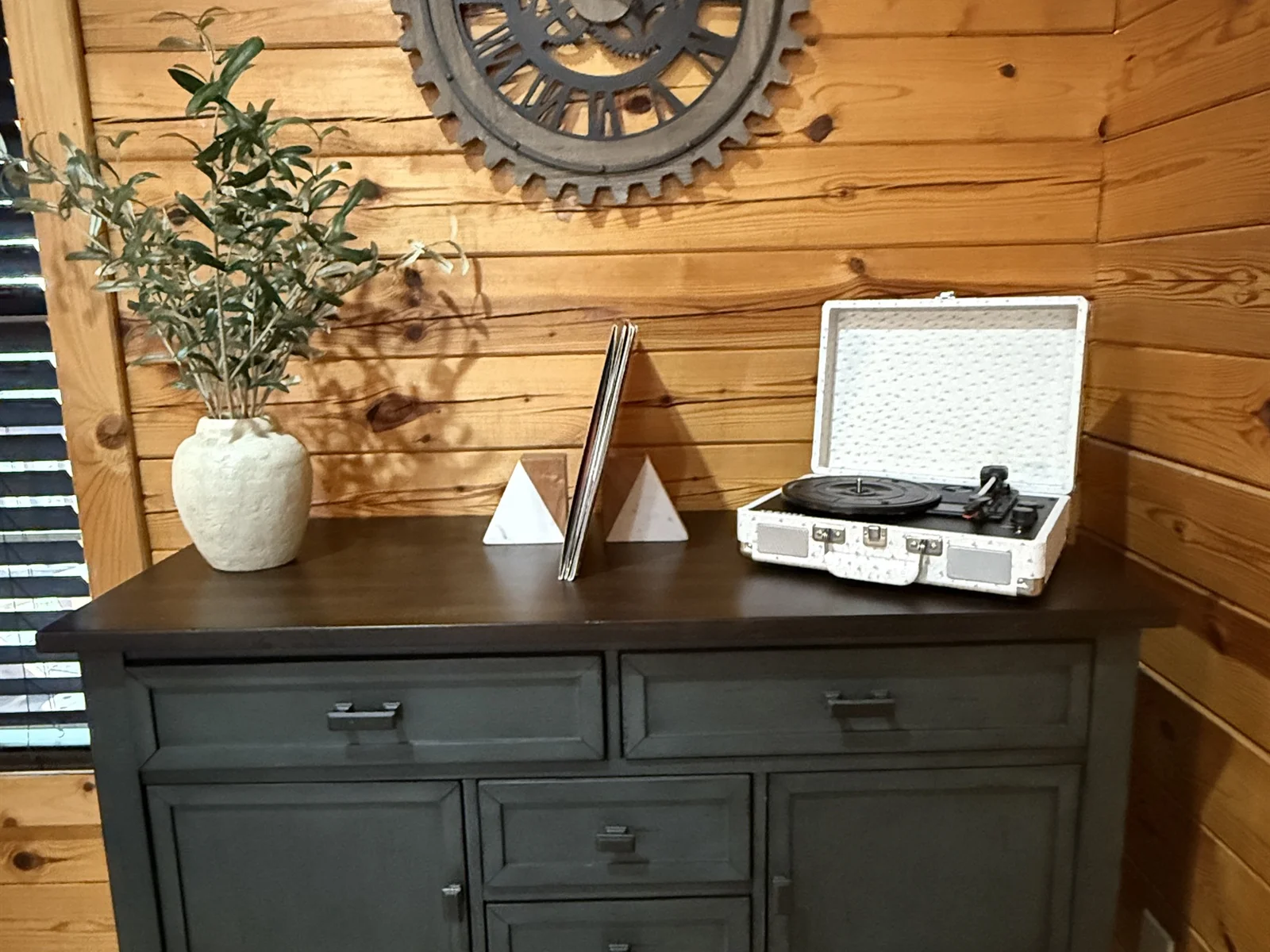 Set the mood with your own records or enjoy handpicked classics from our collection