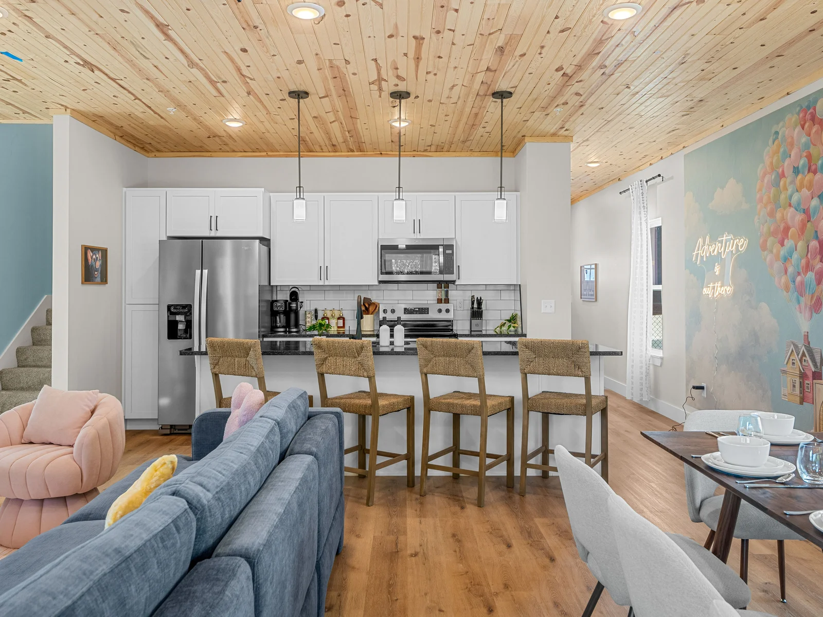 Plenty of room to spread out while staying together. 🍽️🛋️🍃