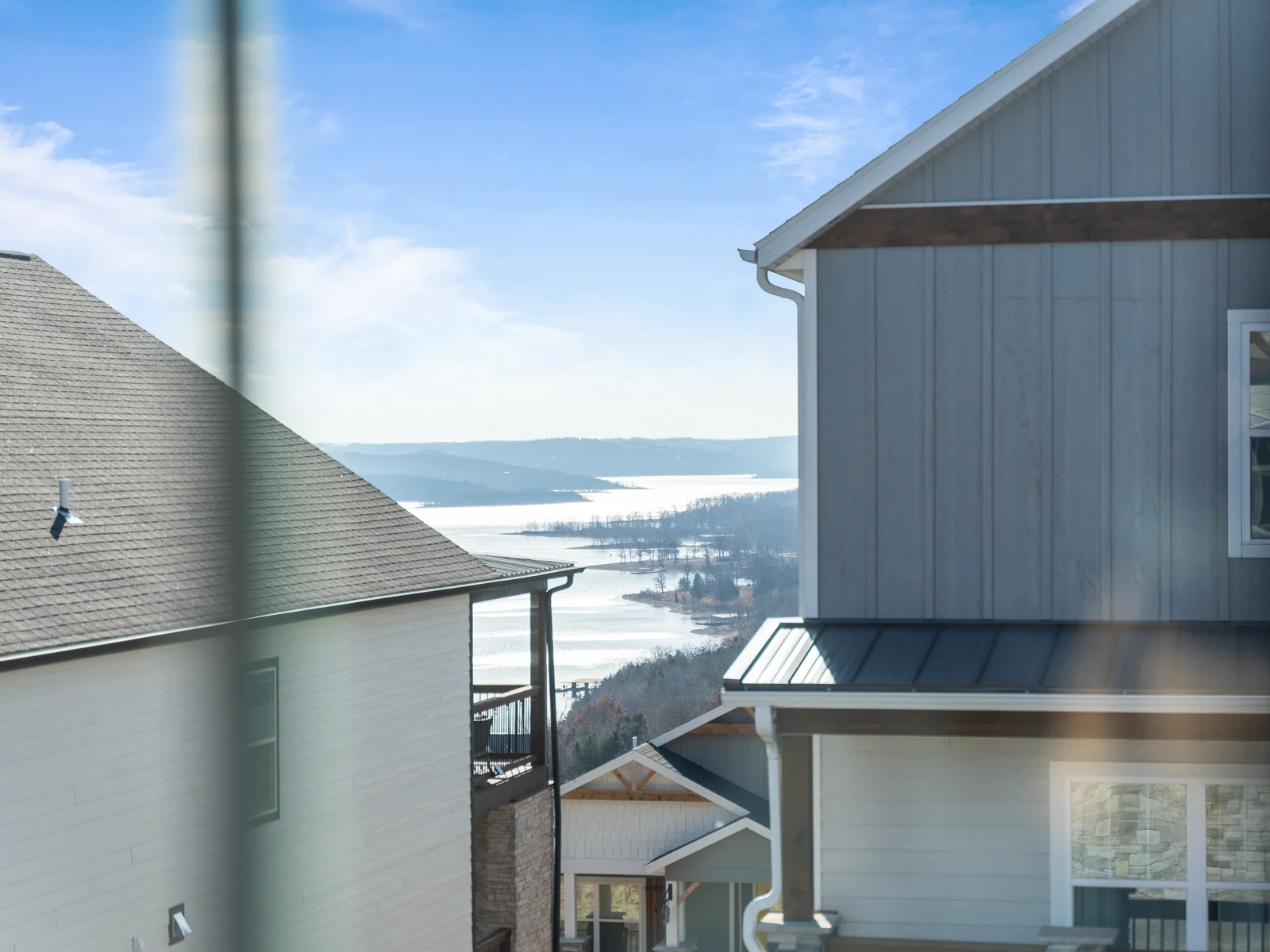Lakeview Retreat: Enjoy breathtaking views of serene waters and rolling hills from your window!