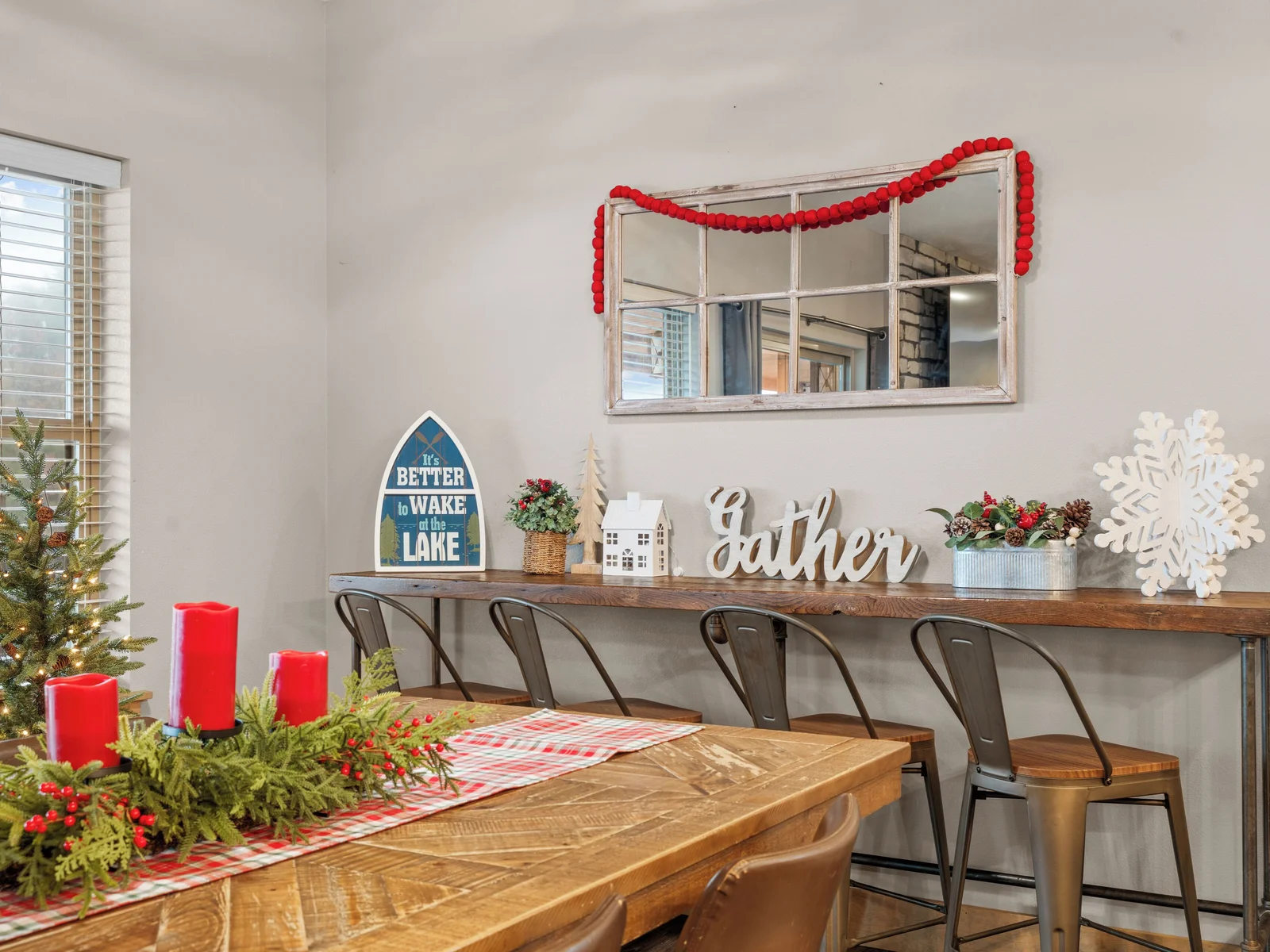 Additional dining space - great for adults and kids!